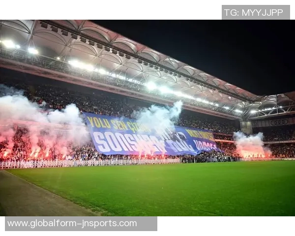 国米主场球迷为J马丁内斯加油助威助其走出车祸阴影重返赛场 国米主场球迷为J马丁内斯加油助威助其走出车祸阴影重返赛场