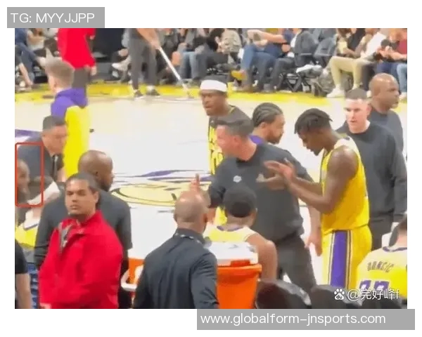 詹姆斯替补席上显不满情绪频频起身运球引发关注 詹姆斯替补席上显不满情绪频频起身运球引发关注