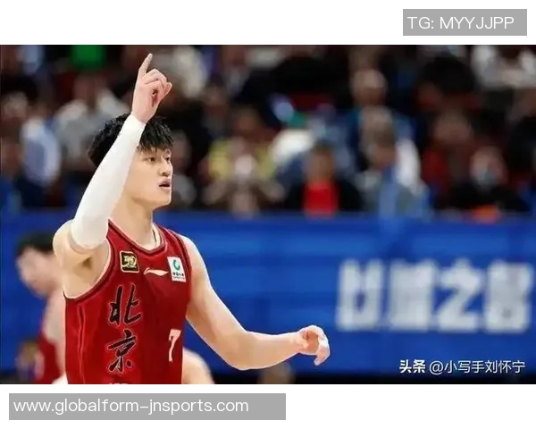 曾凡博突破遭遇压力险些失误及时回传队友化解危机 曾凡博突破遭遇压力险些失误及时回传队友化解危机